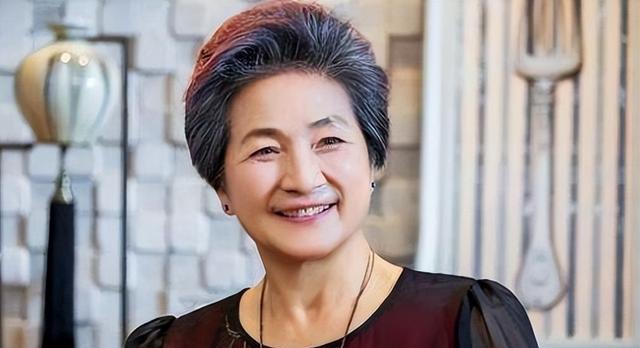 突传噩耗!曝78岁郑佩佩去世,好友曹可凡发文透露去世细节