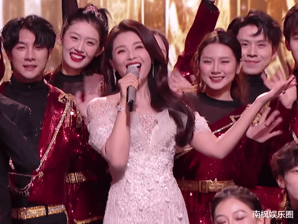 当45岁章子怡和46岁刘涛站在一起，我才彻底明白，什么叫顶级自律