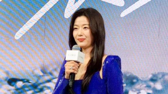 全智贤是真的老了！42岁穿亮面裙身材仍火辣，生图双下巴明显就一中年大妈