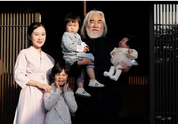 张纪中更新动态,娇妻肚大如箩仍貌美,73岁张纪中怀抱两娃显幸福