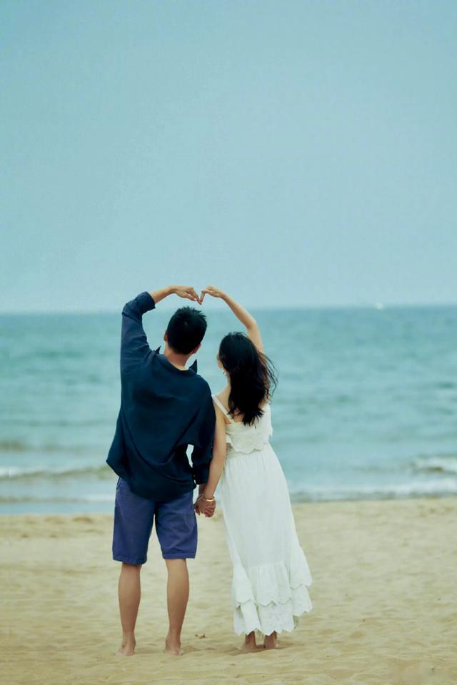 佟大为晒跟关悦一起在阿那亚旅游照