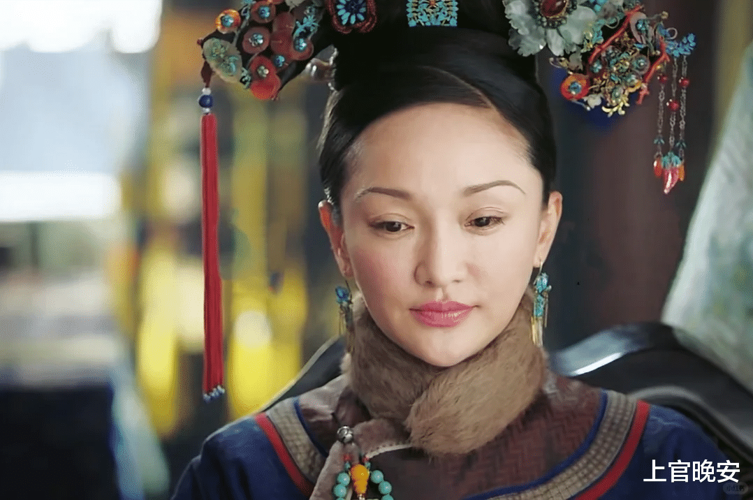 50岁的周迅和44岁的董洁同框，医美脸和天然脸的差别，一目了然