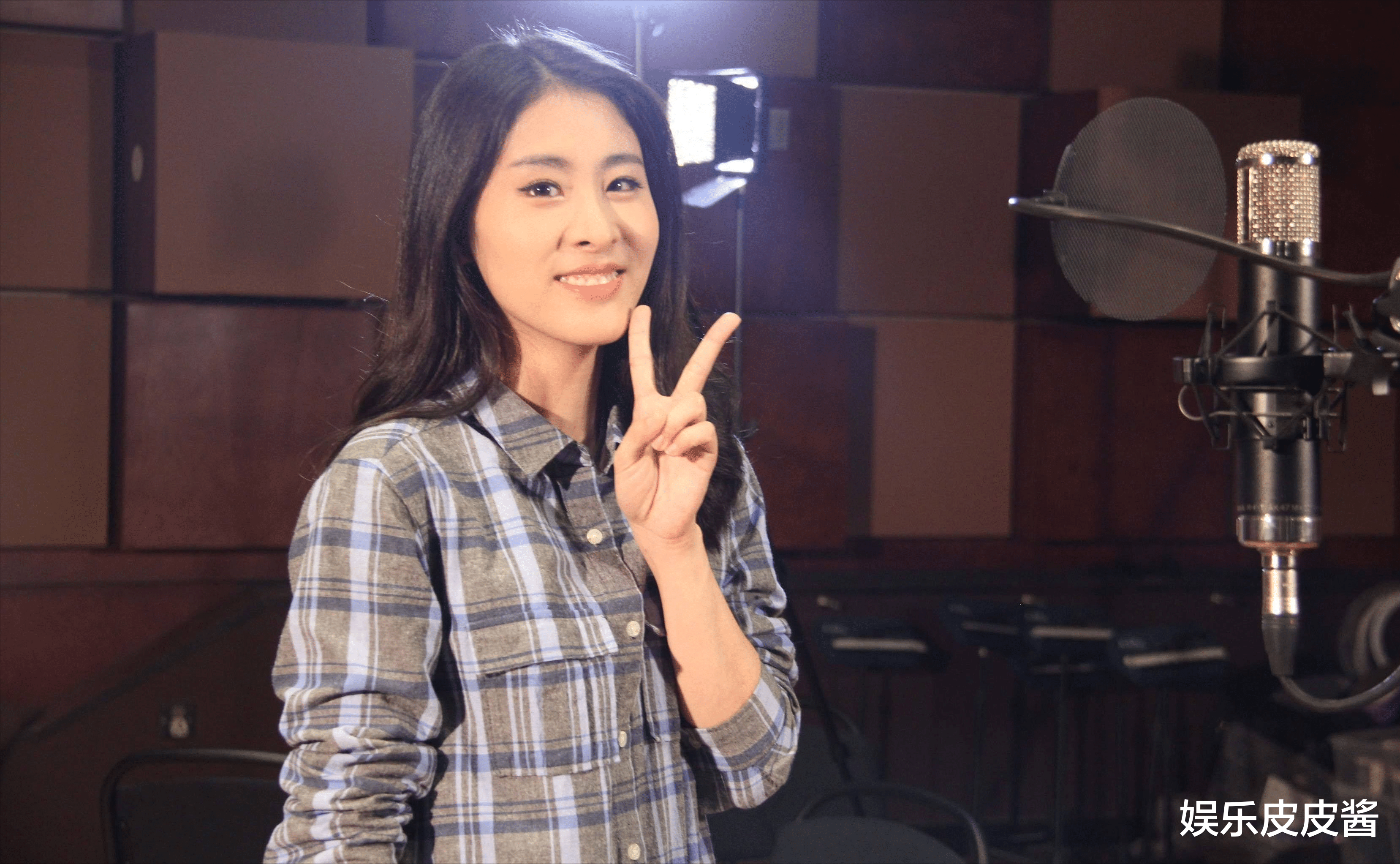 34岁张碧晨素颜曝光,眼袋突出皮肤暗黄,嘴角的痘印清晰可见!