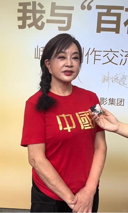 刘晓庆回老家选墓地,摘假发后形象大变,一身老人装扮引热议