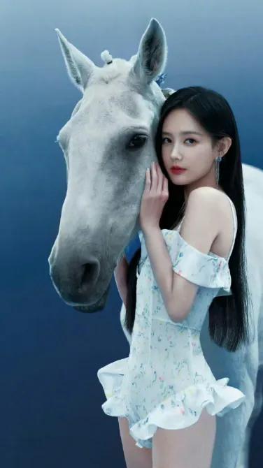 34岁李一桐，美背眼神杀