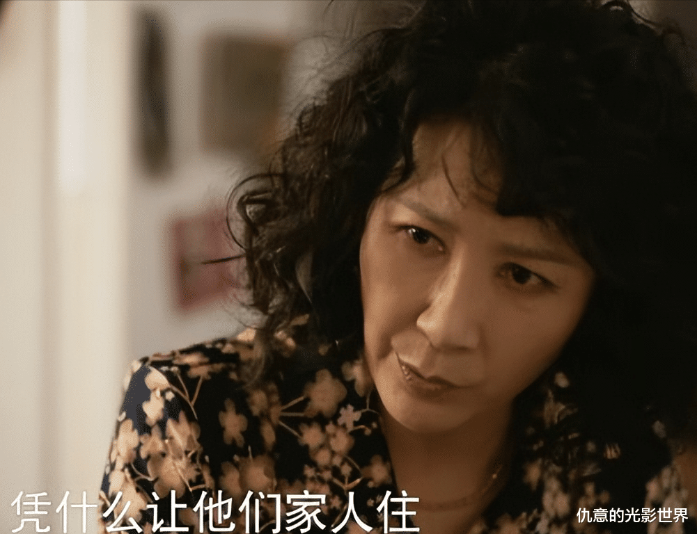 这两个“丑”女星,撕下了内娱“不老神教”装小扮嫩的遮羞布