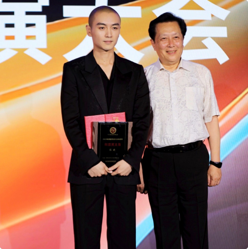 北京这一晚：被连红毯都懒得走的陈晓惊艳，剃着光头也难掩盛世美颜