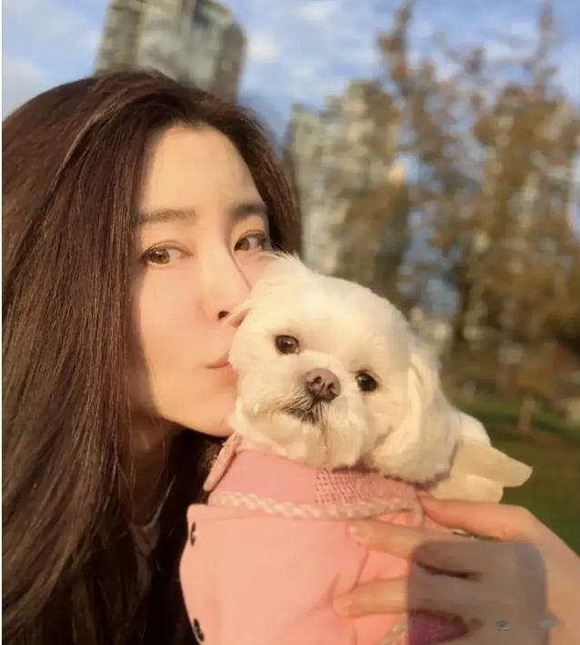 57岁王祖贤近照，面部变化大，头发浓密令人羡慕，身材纤细如少女