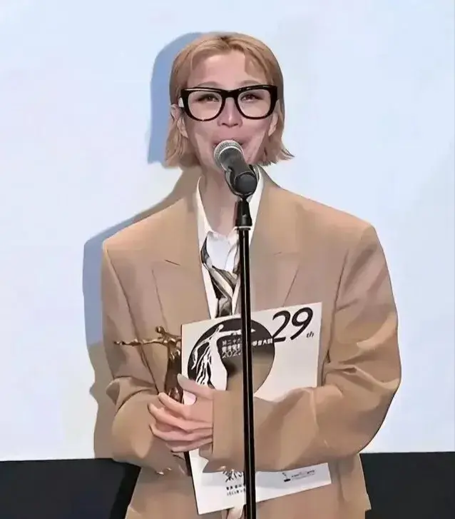 对许志安执迷不悔？瘦到脱相的郑秀文让女人清醒：爱情经不起考验