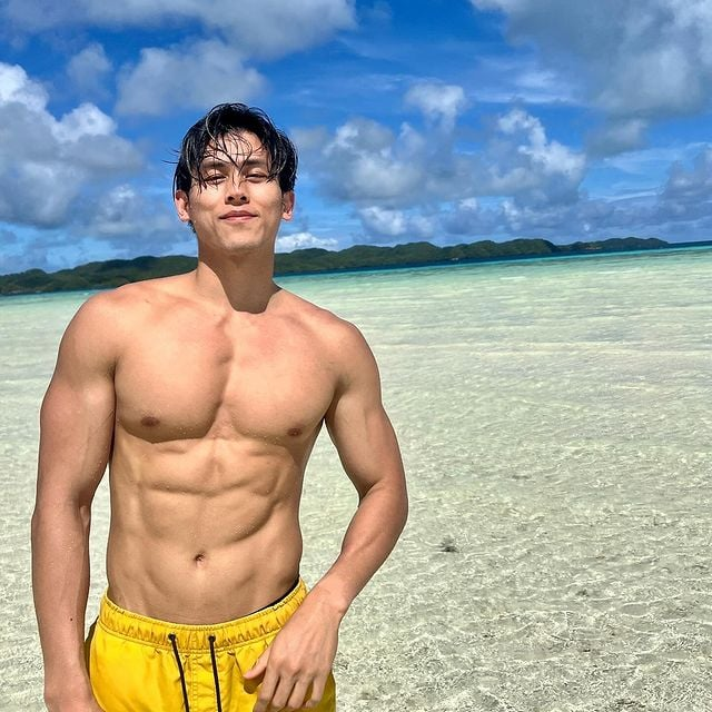 健身小哥神似彭于晏，手臂爆青筋，鲨鱼腹肌很亮眼