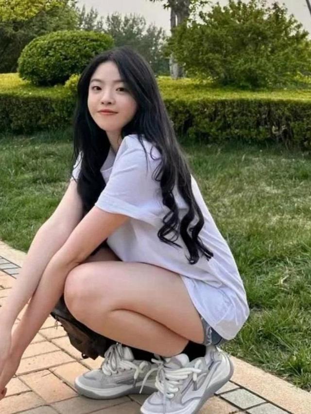 王中磊儿子晒北京别墅，一家4口吃剩菜显朴素，姐姐罕见出镜坐C位