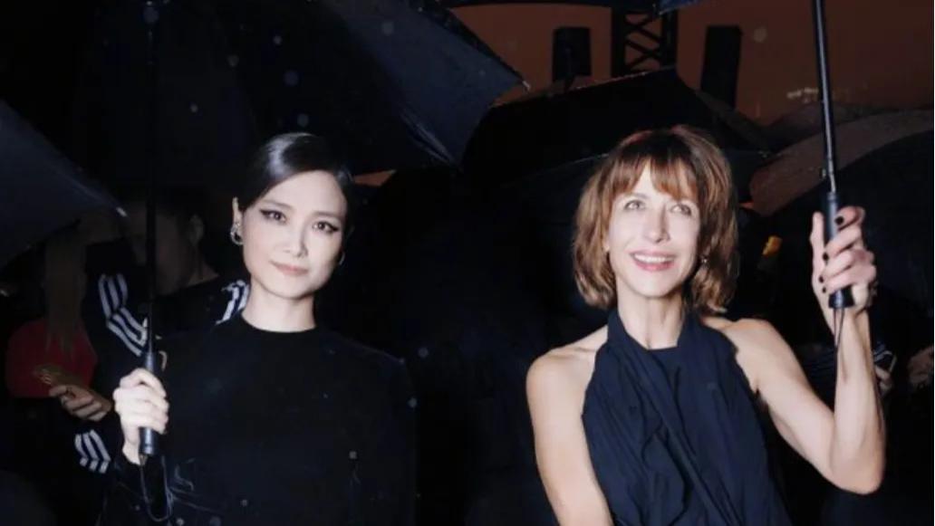 李宇春又给国人长脸了！油头短发配丝绒裙又美又飒，与苏菲玛索同框丝毫不输气场