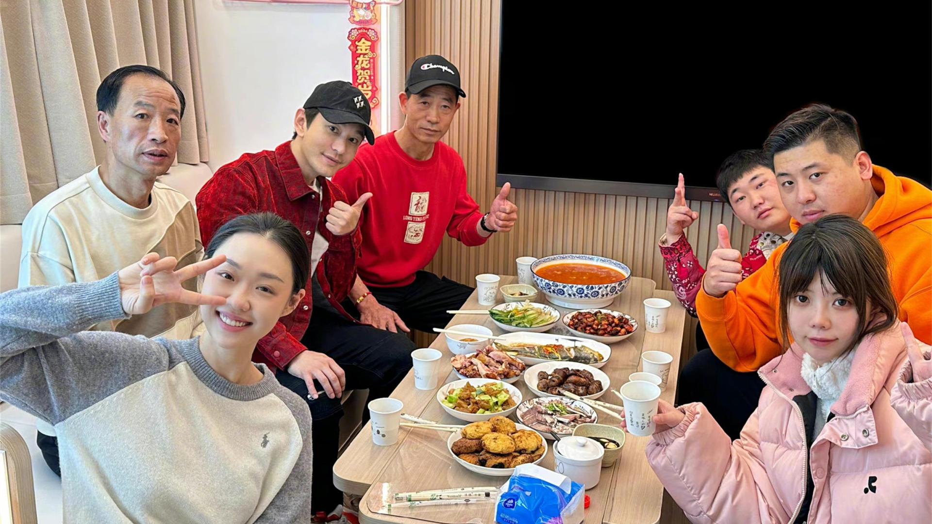 盘点娱乐圈2个黄姓“吃货”，一个爱吃，一个爱做，人帅又接地气