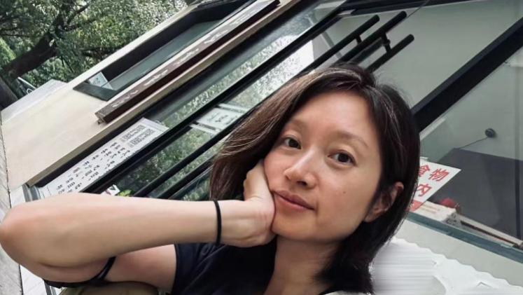 朱亚文妻子素面朝天送娃上学，额前满是白发，仍被夸美的不可方物