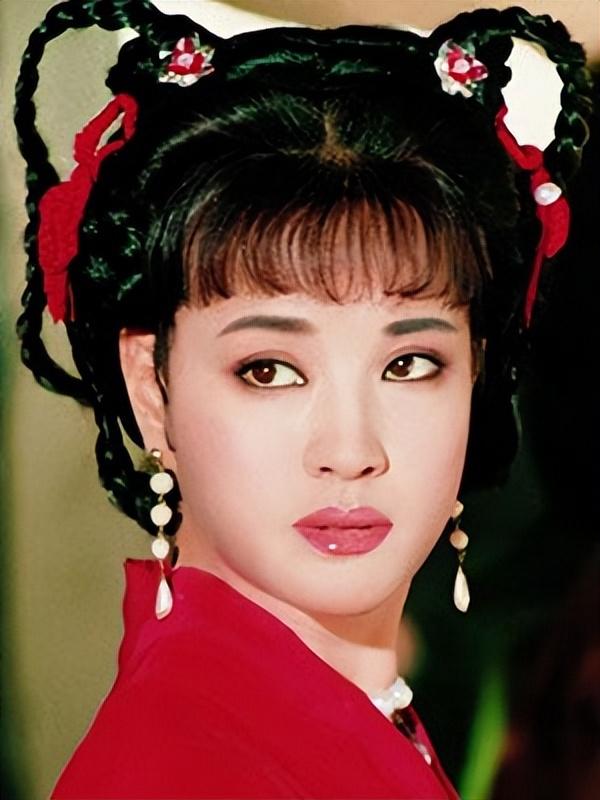 刘晓庆晒74岁生日照，脸蛋光滑如少女，网友：她的耳朵怎么那么长