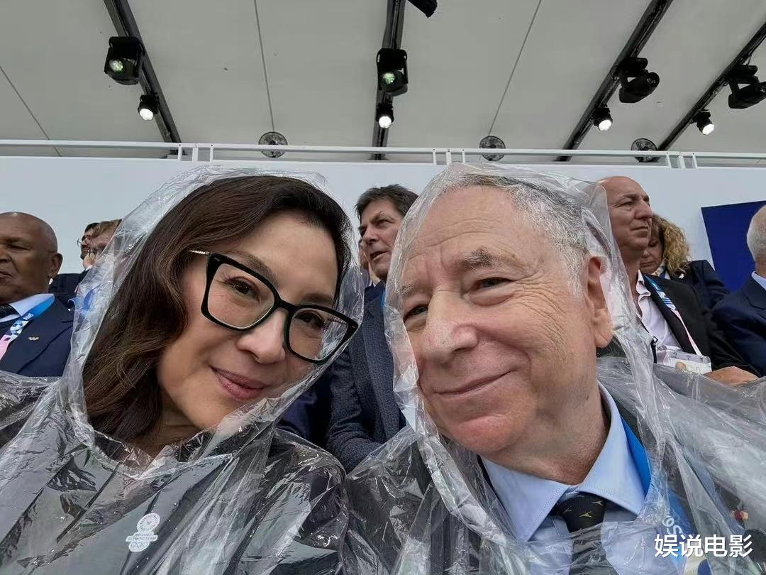 奥运会开幕式上的华人明星,杨紫琼夫妇观看开幕式,贾玲灿笑不已