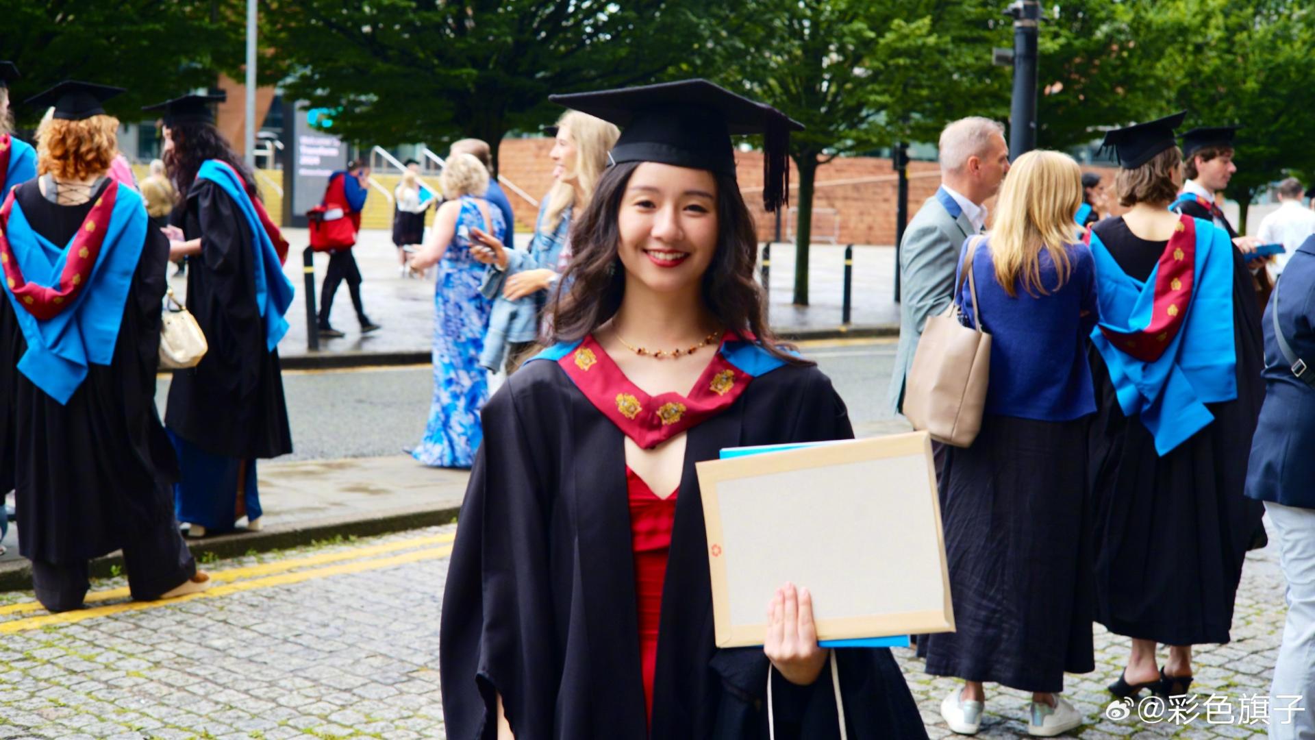 25岁小彩旗晒英国留学毕业照，脸颊圆润似中年人，爸爸弟弟罕见出镜