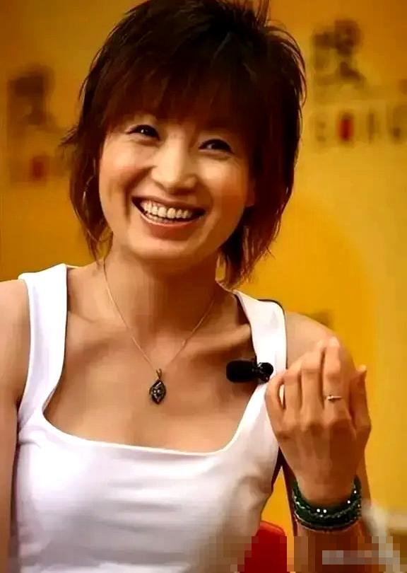 春晚|她，56岁，曾五上春晚，遭渣男伤害，如今单身依旧热爱生活