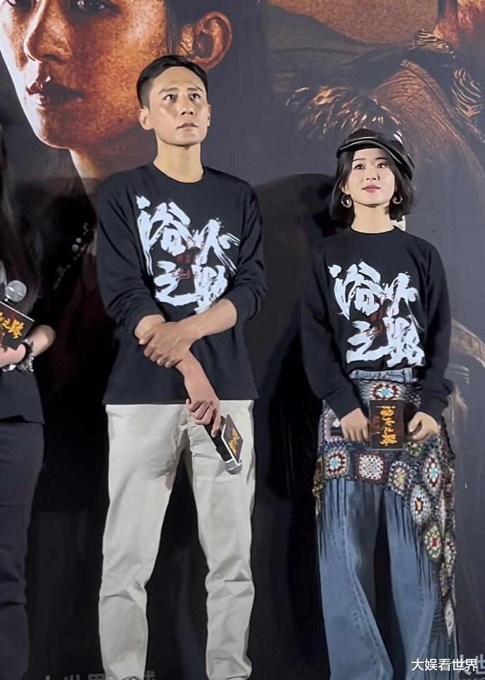 赵丽颖刘烨同框路演,两人男帅女美太养眼,粉丝送兔子很暖心