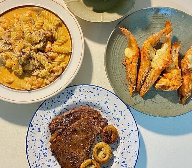 42岁上海未婚女子,在网上晒出自己一人的晚餐,网友:真潇洒!