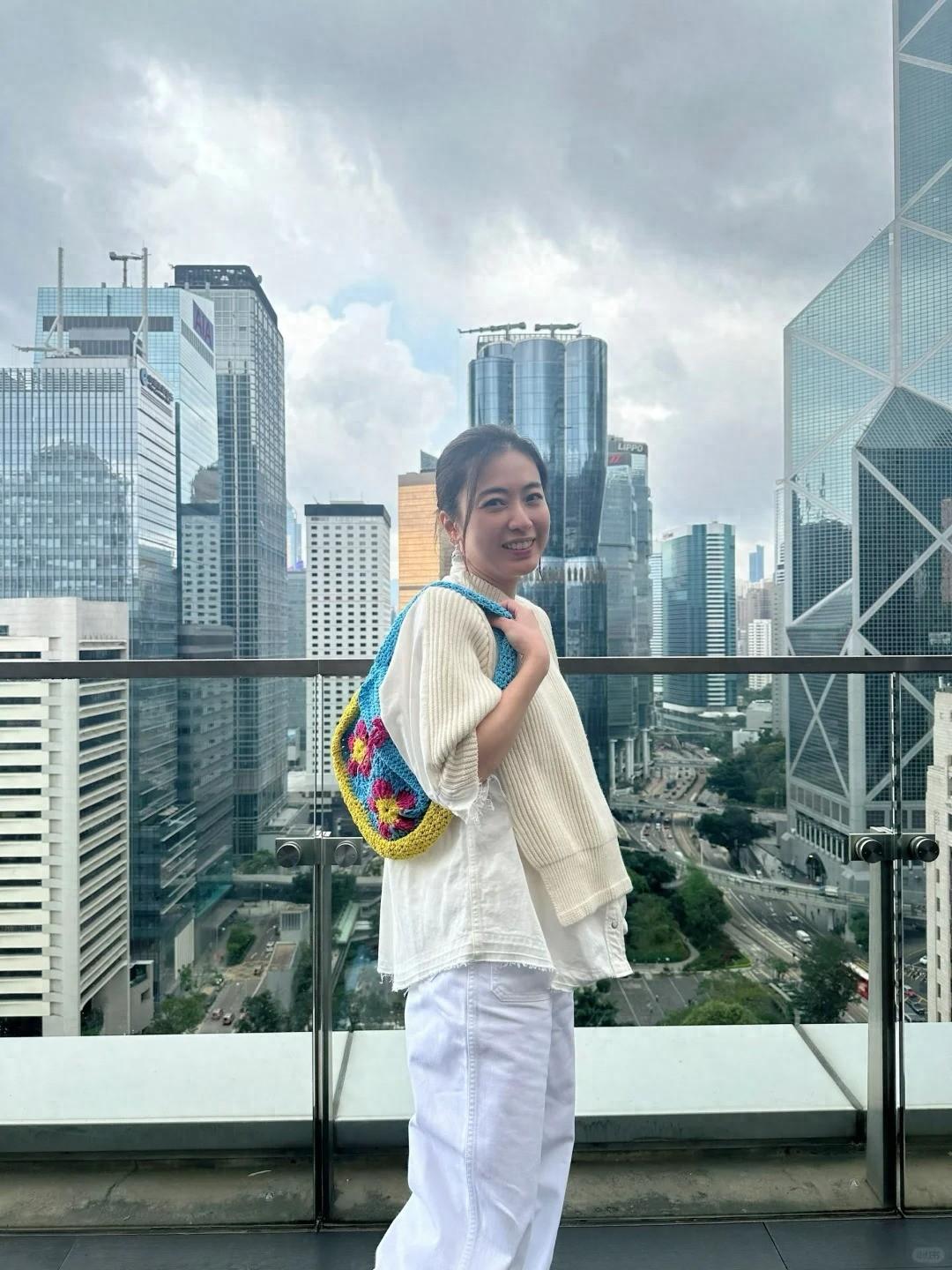 44 岁甘比晒近照,贵气与恬淡并存,与何超琼平起平坐成人生赢家