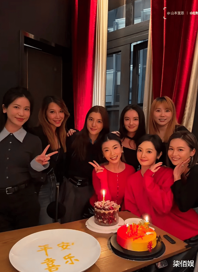 程晓玥新年晒娃，2岁女儿穿迪奥拎千元包，被指是另一个王诗龄