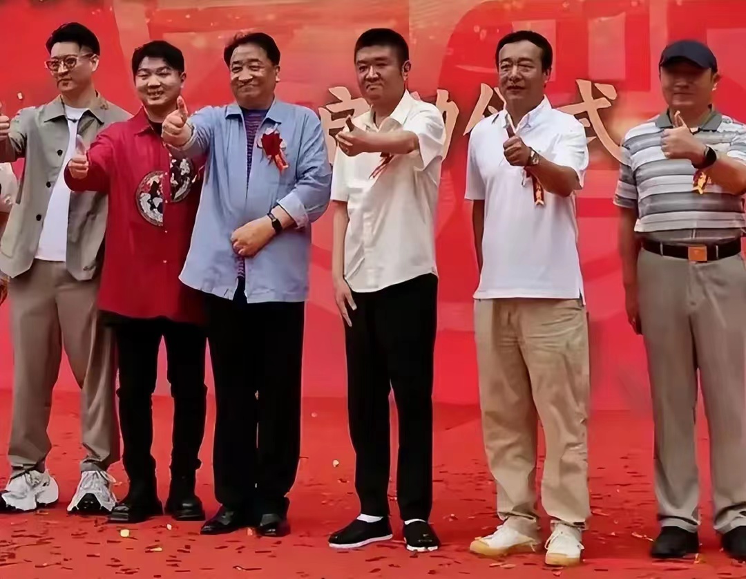 一张合影,撕碎了相声界的“遮羞布”!原来郭德纲说的都是真的