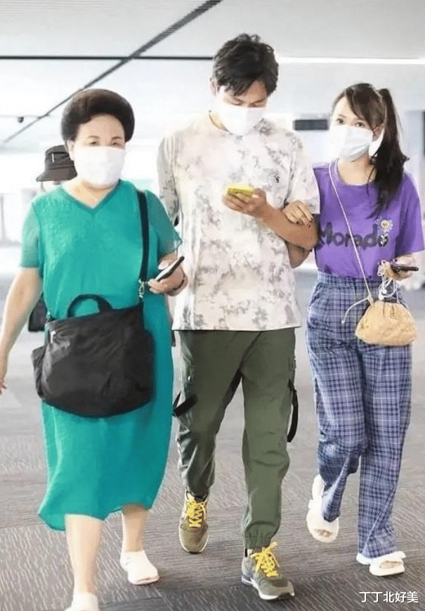 56岁伊能静与72岁婆婆同框,穿T恤+阔腿裤+高马尾,一点也不服老