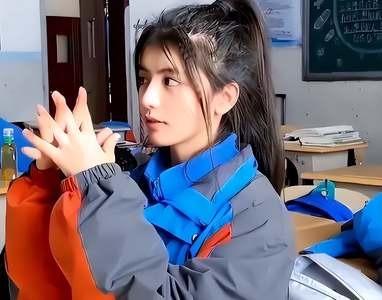 据说这发型全国统一？中学女生流行低马尾鲶鱼须，家长直呼看不懂