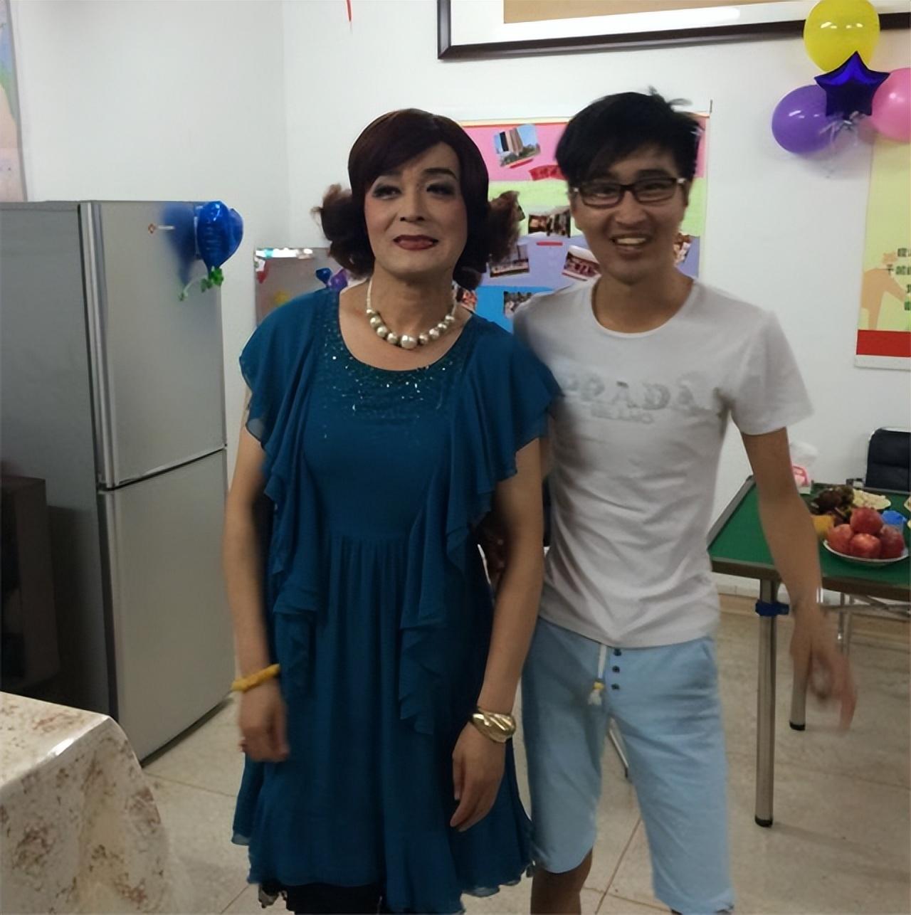 花姐张希永：因男扮女装走红，53岁拜赵本山为师后悄然消失