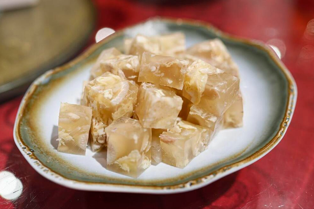 做猪皮冻,不要焯水后直接下锅煮,多做1步,皮冻更透亮,不腥气