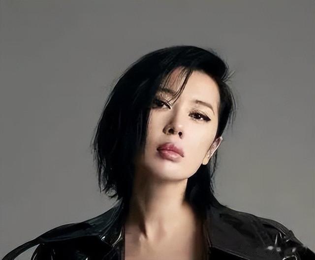 她因太美被导演收入囊中,相爱10年却惨遭分手,如今48岁风韵犹存