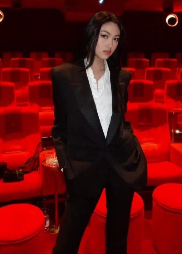 被任达华女儿近照惊艳了!长相欧美身高1米8,继承超模妈妈基因