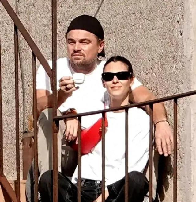 “小李子”罗马度假曝光，超模女友美翻网友：这谁顶得住？