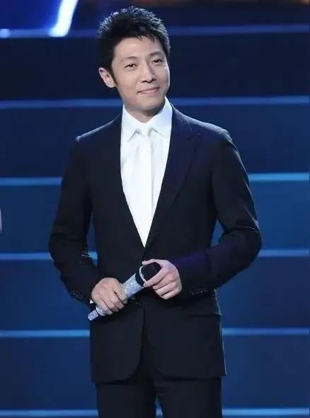 六年未归乡,刘强东章泽天引发乡亲热议,撒贝宁的评价引人深思。