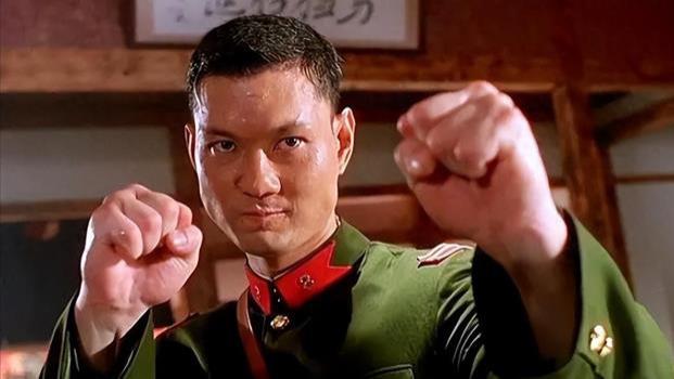 周比利66岁生日！穿西裤踢腿开心与妻子热吻，定居加拿大无儿无女