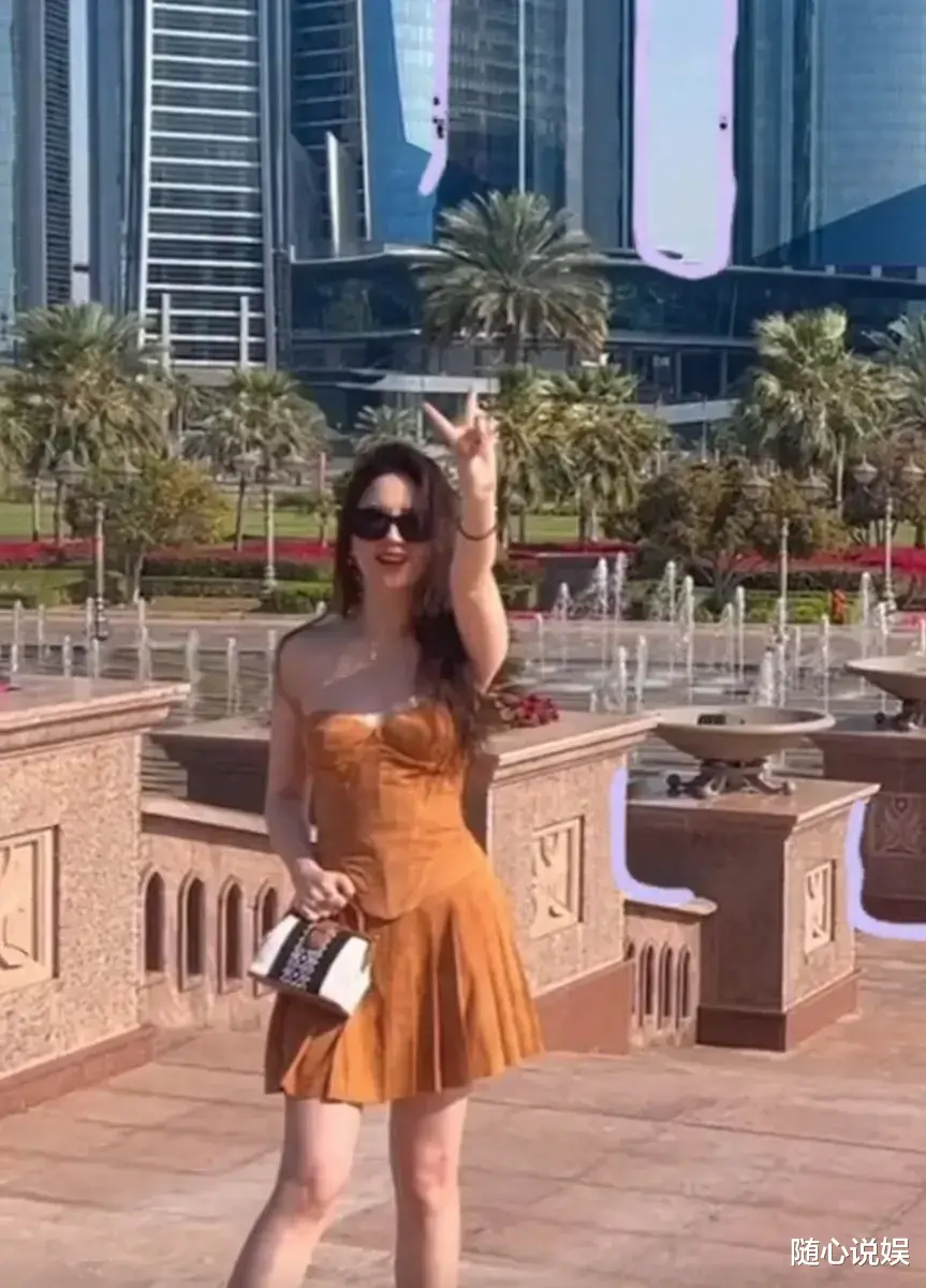 刘亦菲出国游玩被偶遇,穿抹胸短裙身材与路人无异,美艳全靠一张脸!