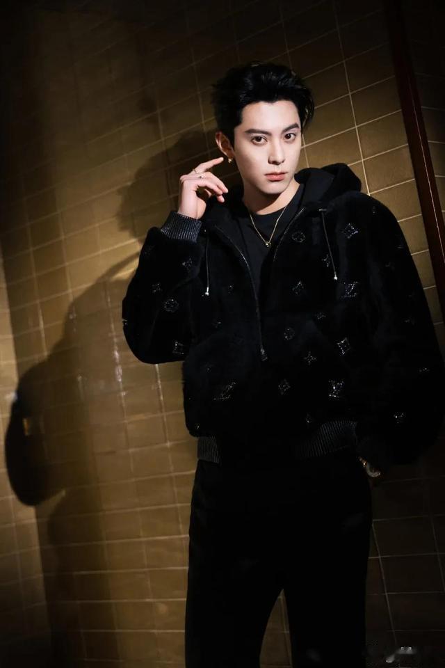 跨年晚会一夜，最帅男艺人洗牌，酷盖登顶，于适第9嘉伦第8李现6