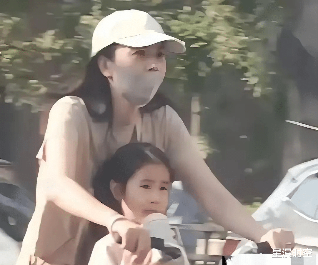 高圆圆骑车接女儿放学,母女同框超养眼,Rhea颜值引热议!