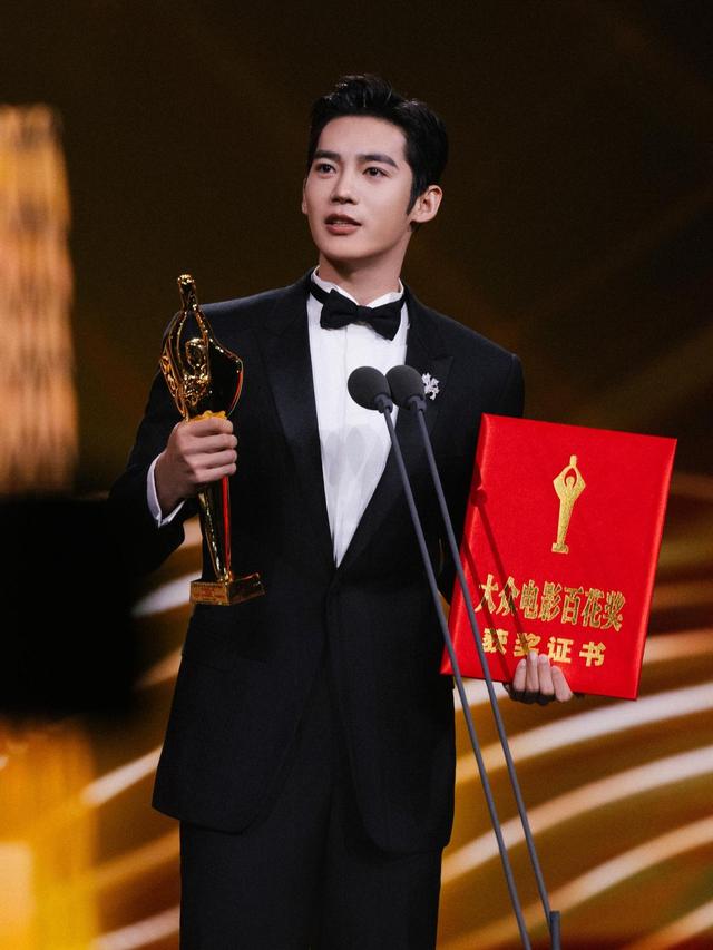 百花奖众生相:有人高兴啃奖杯,有人后台破大防,缺席的她赢麻了