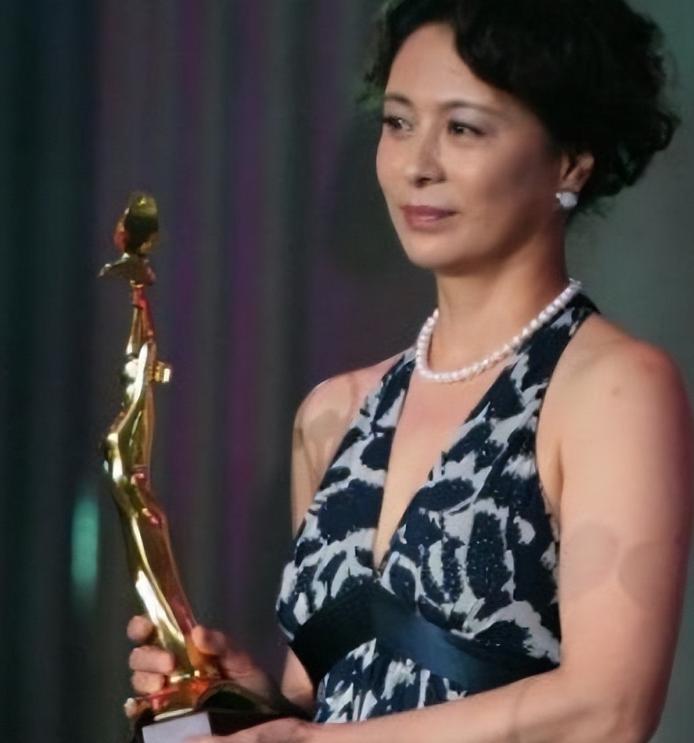 她是国家一级演员，与富豪结婚37年零绯闻，儿子帅气是她的骄傲