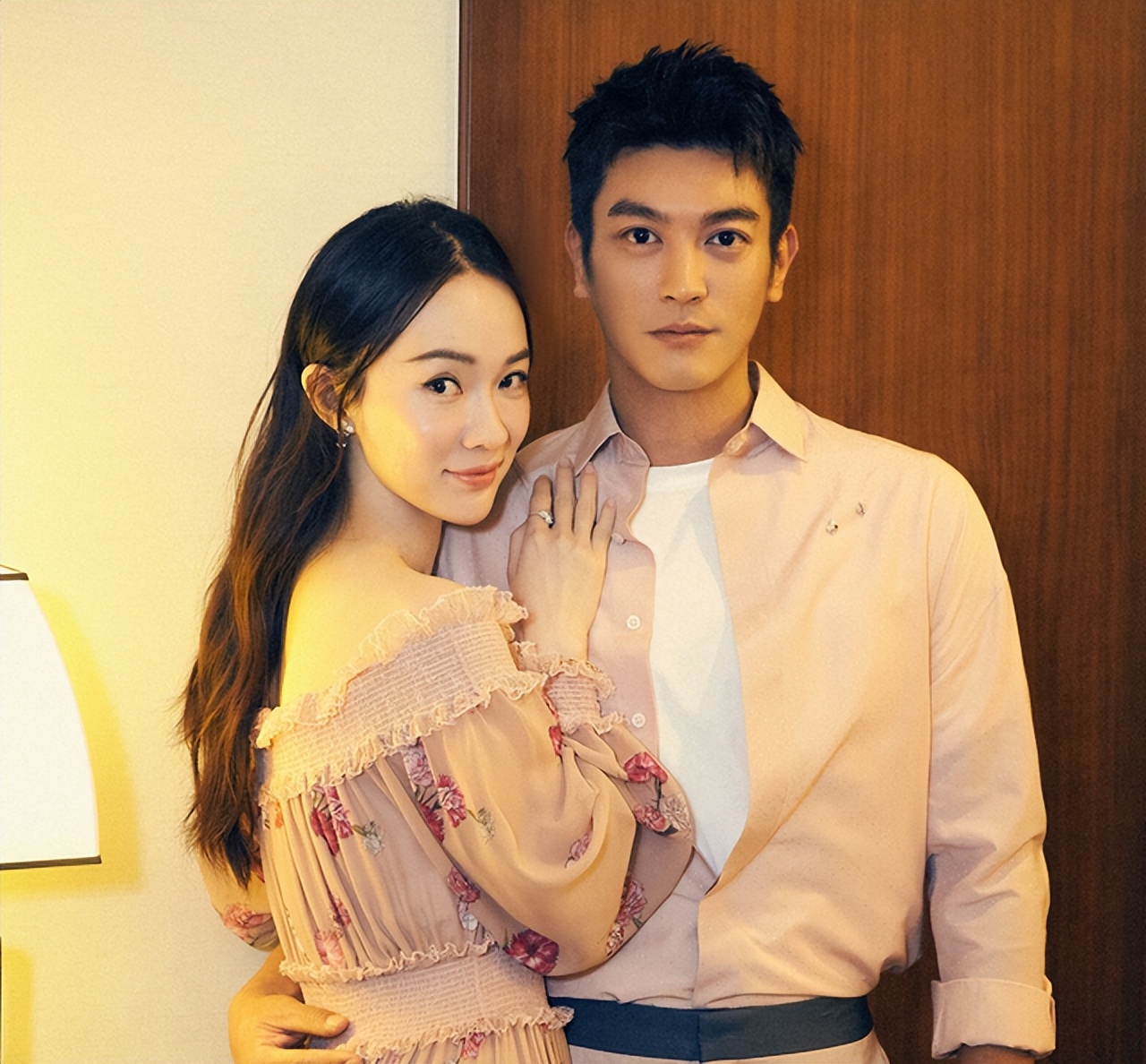 43岁霍思燕带儿子聚餐,母子牵手小跑,10岁嗯哼和妈妈只差半个头