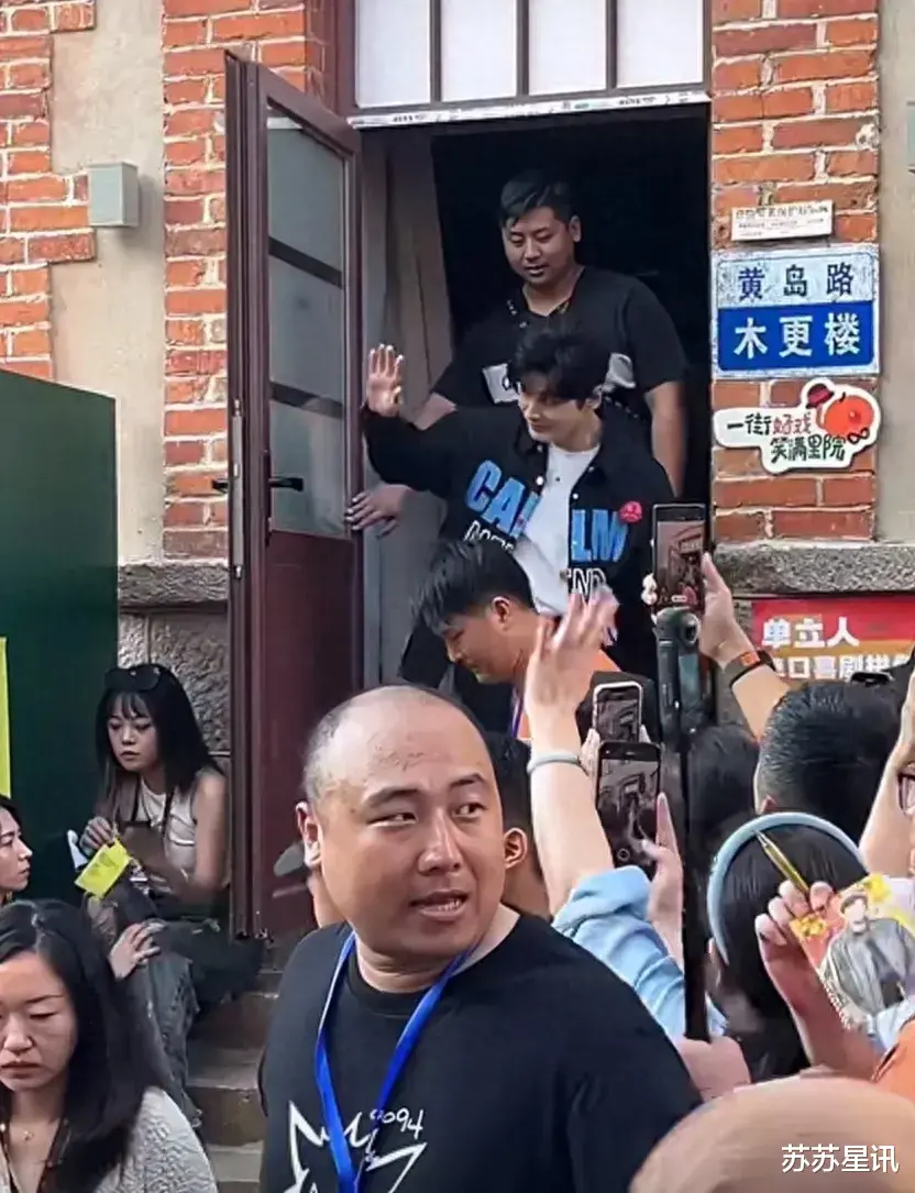 47岁黄晓明戴假发亮相青岛，头发浓密却分层明显，网友：太尴尬了