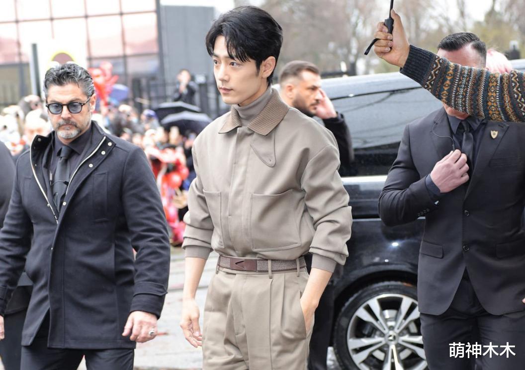 肖战米兰看秀排面超强,压轴入场坐总裁旁边,各大媒体争抢拍照