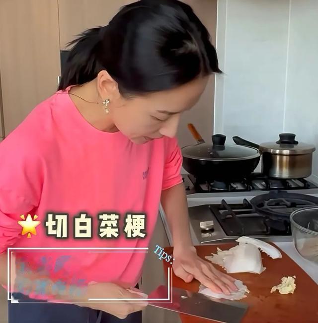 董洁晒酸辣白菜，6万网友围观，评论区火了，网友：家常菜首选