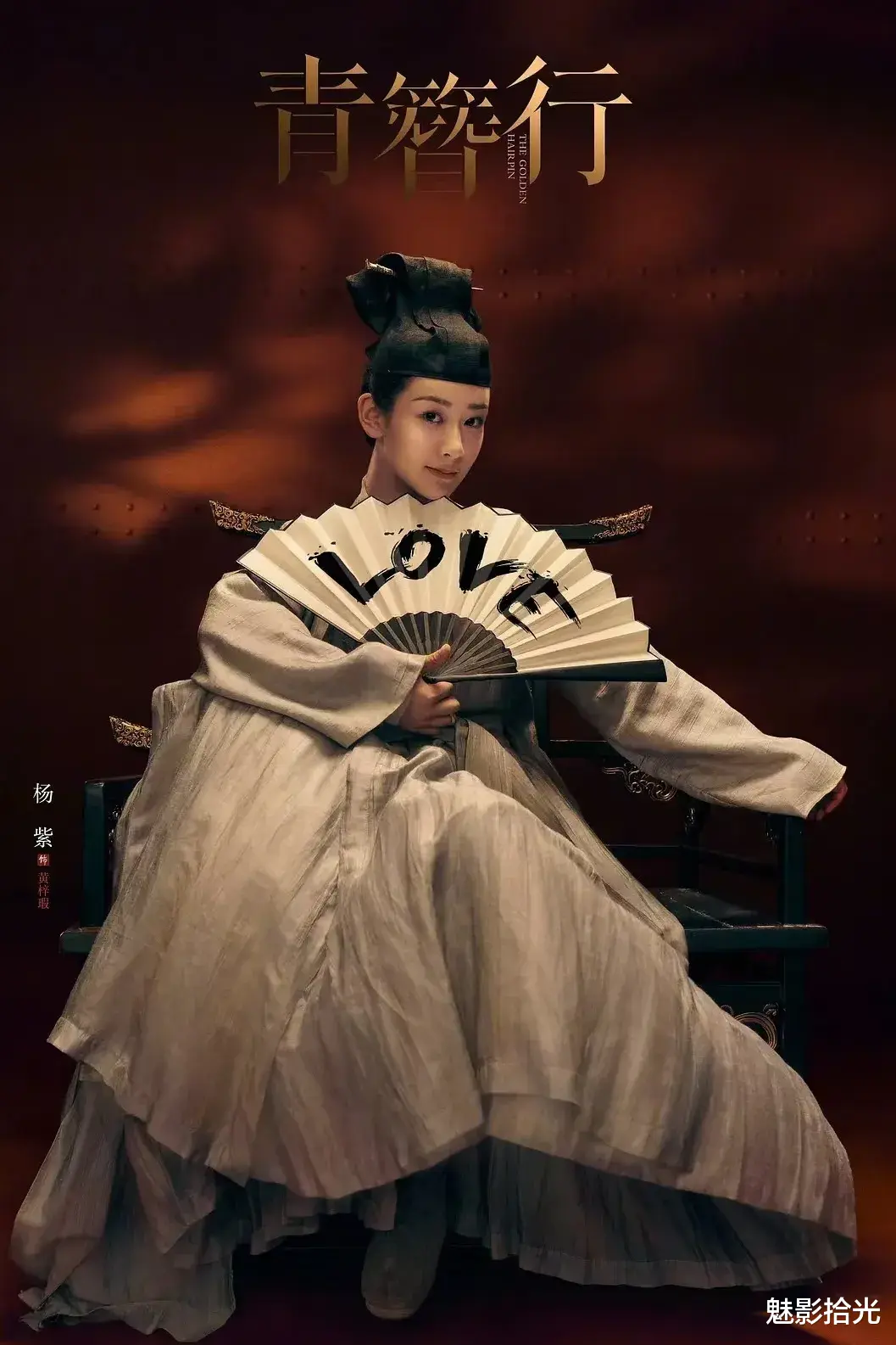 32岁杨紫抱爱狗庆生，针织衫长筒靴身材爆炸