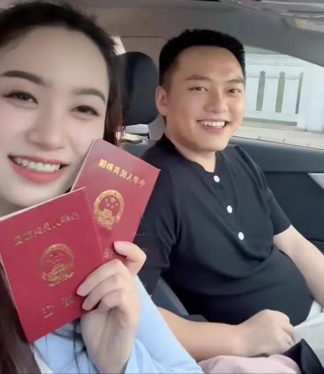 女生潜伏5年拿下闺蜜哥哥,高举结婚证呲大牙傻乐,闺蜜表情亮了