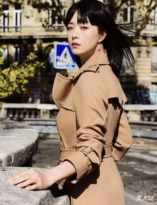 瘦下来的蒋欣太美了!剪齐刘海换新造型,穿风衣+长靴高级感爆棚