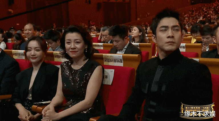 赵丽颖夺奖那一夜，刘亦菲评论区沦陷，名气在实力面前终于露了馅！