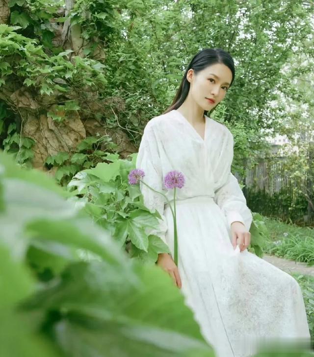 李沁身着白裙,宛如晨曦中绽放的百合